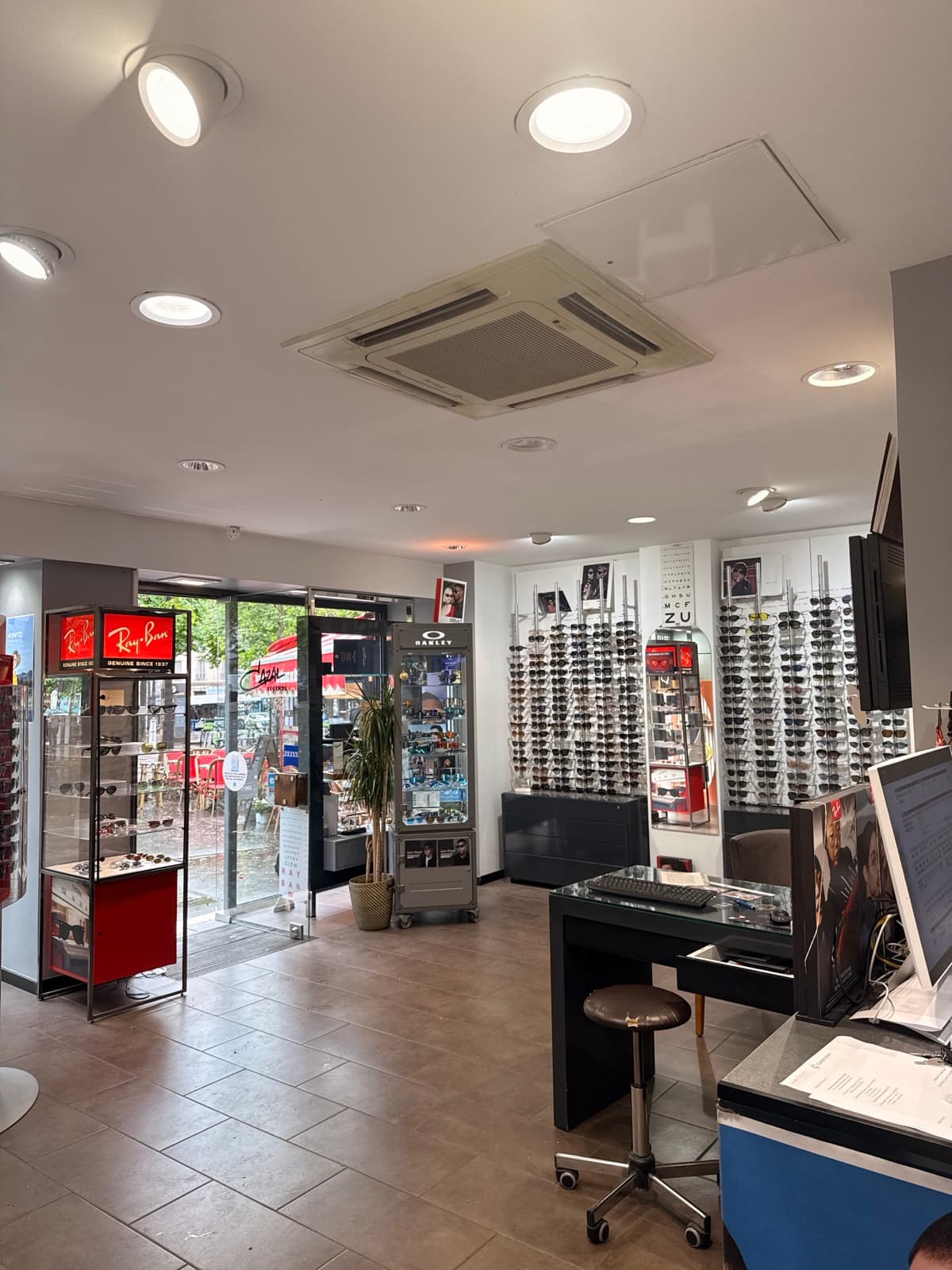 L'atelier et l'espace de mesures de Vision 12, opticien à Paris 12