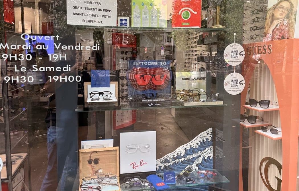 Vitrine de Vision 12 : montures Ray-Ban, Saint Laurent et lunettes connectées